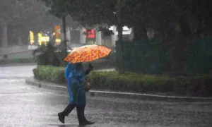 Weather Update: वेस्टर्न डिस्टर्बेंस से बदलेगा मौसम, दिल्ली-NCR, यूपी-बिहार में बारिश का अलर्ट