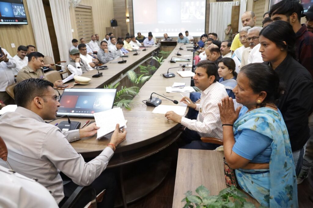 देहरादून में जिलाधिकारी सविन बंसल