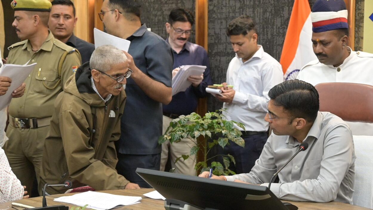 देहरादून में जिलाधिकारी सविन बंसल