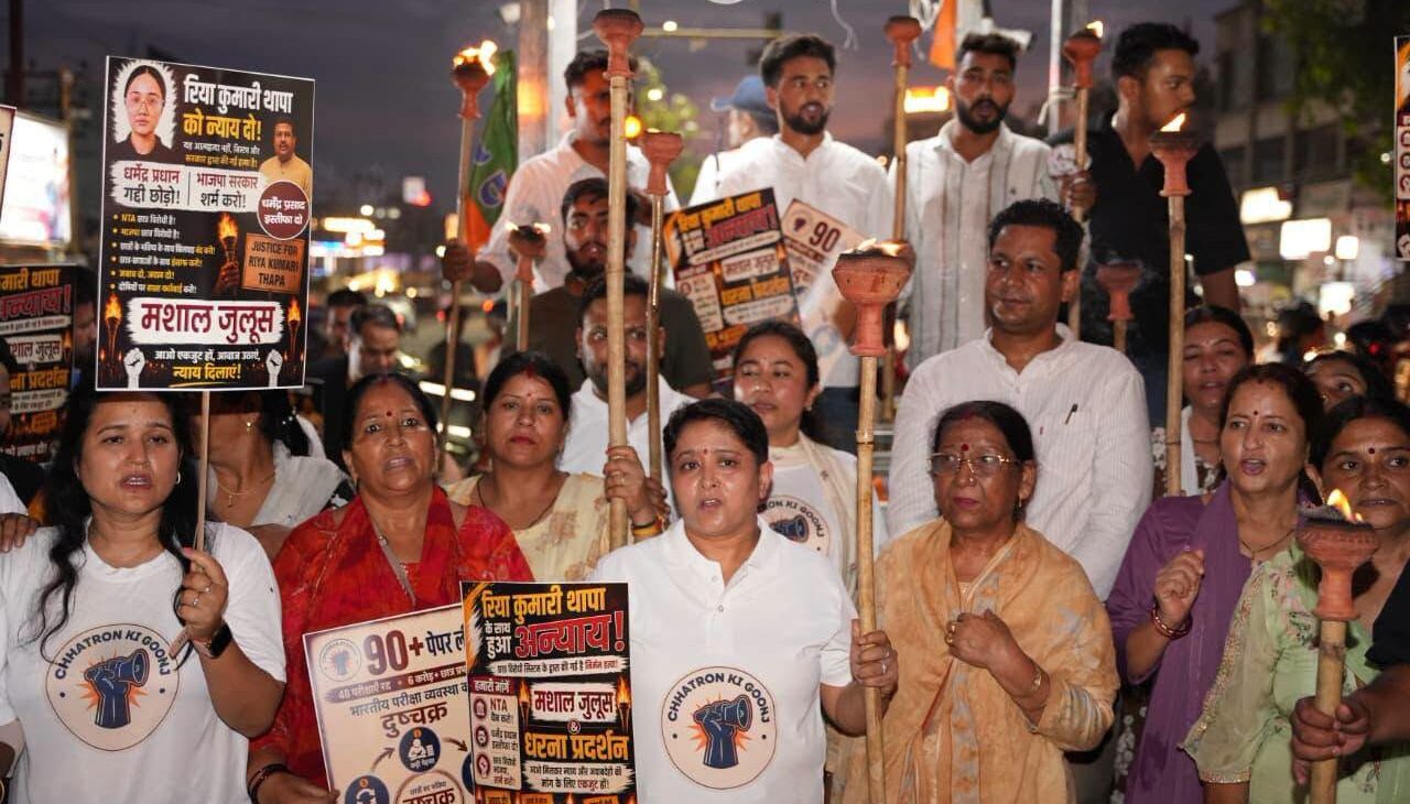 Uttarakhand: री-नीट की तैयारी कर रही रिया थापा की मौत पर उबाल: पेपर लीक के खिलाफ देहरादून में कांग्रेस का कैंडल मार्च