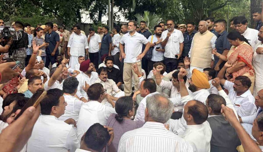 PM आवास के बाहर राहुल गांधी का धरना
