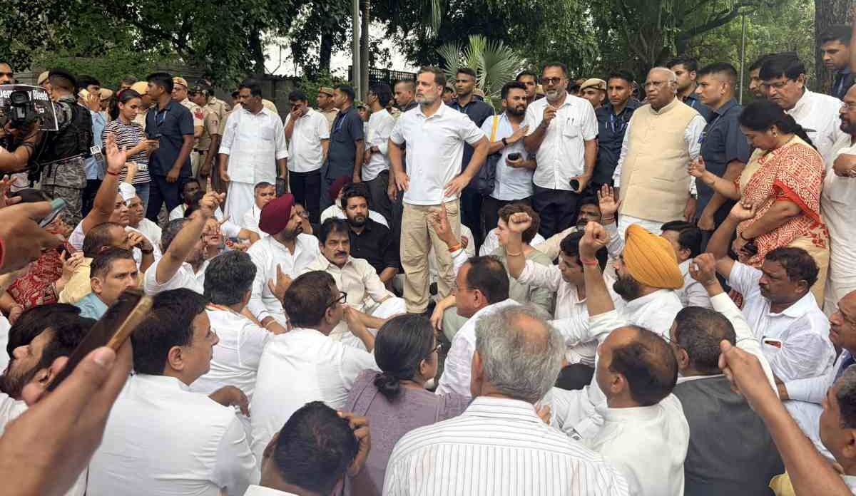 PM आवास के बाहर राहुल गांधी का धरना
